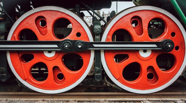 Vieille locomotive à vapeur sur de grandes roues rouges Roues de train close up Railway