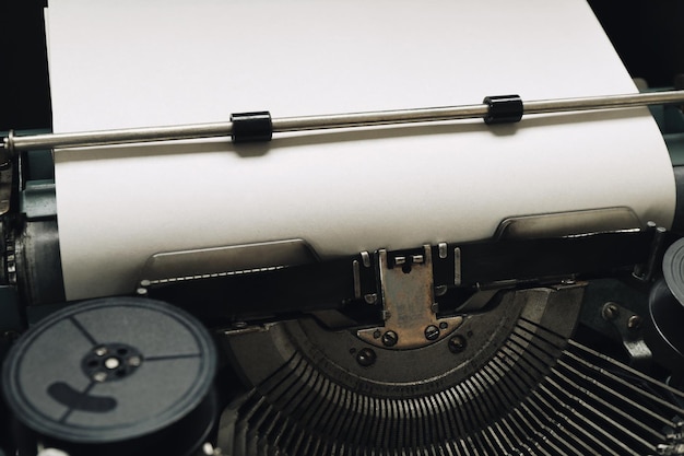 Vieille machine à écrire avec du papier se bouchent