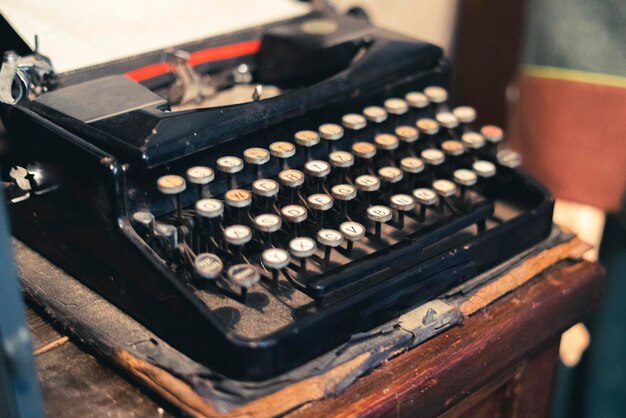 Une vieille machine à écrire noire vintage sur la table