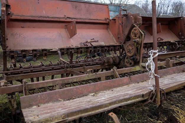 Photo une vieille machine à semer pour le grain rouillée et démontée