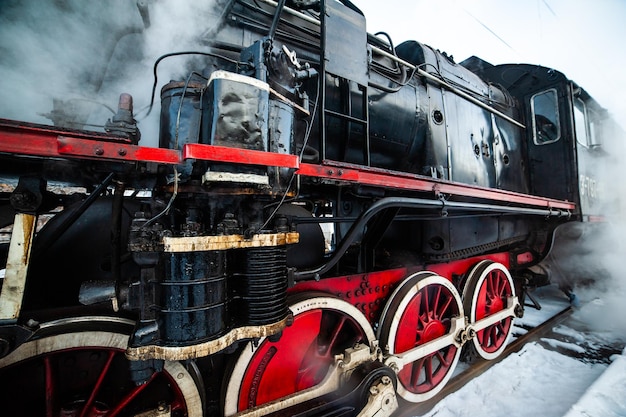 Vieille machine à vapeur sur une locomotive de chemin de fer
