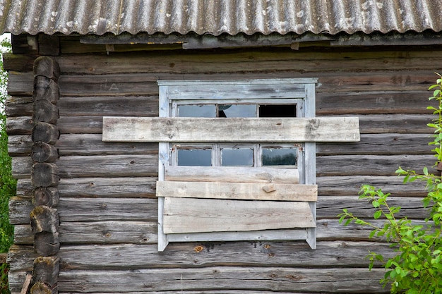 Une vieille maison abandonnée en bois avec des fenêtres fermées une maison abandonnée dans le village