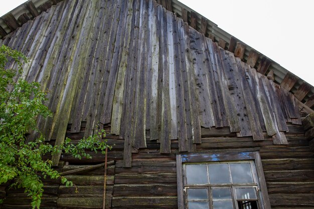 Une vieille maison abandonnée en bois avec des fenêtres fermées