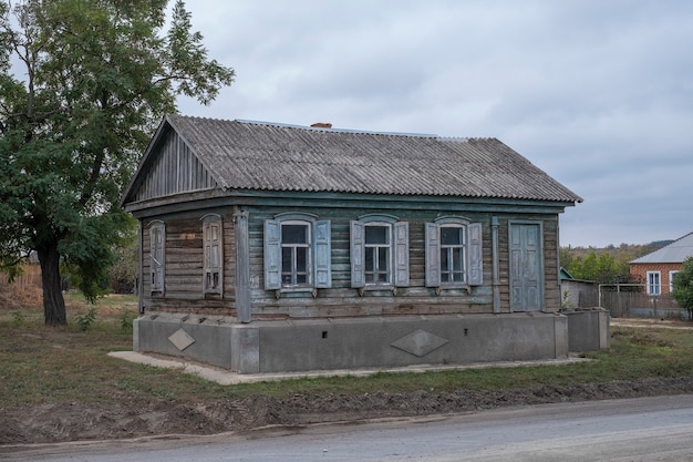 Une vieille maison abandonnée en bois seule à la périphérie du village.