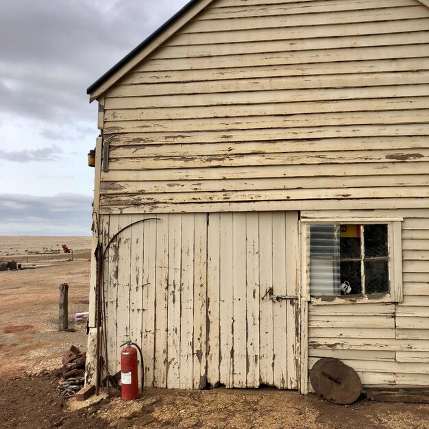 Vieille maison abandonnée contre le ciel