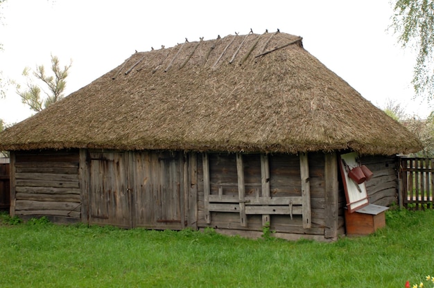 Vieille maison d'argile et de bois à côté du puits de