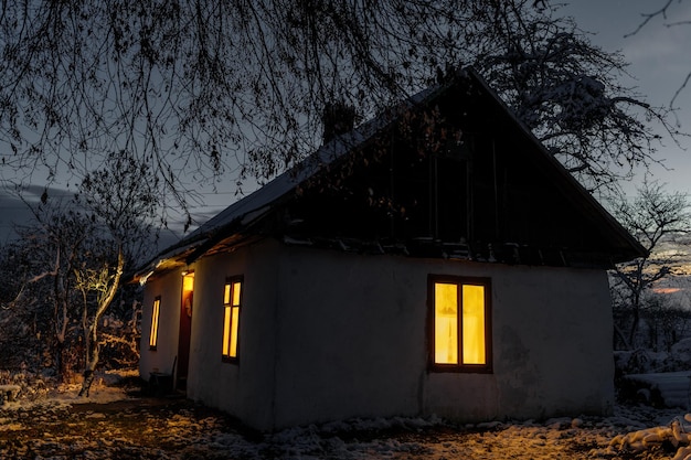 Une vieille maison d'argile dans le village ukrainien Maison de nuit