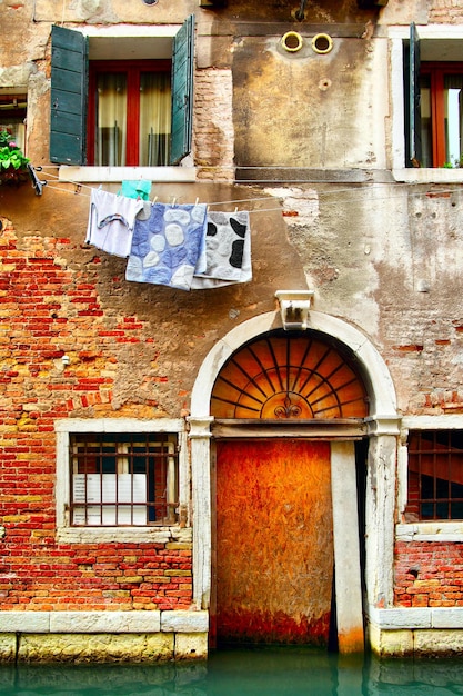 Vieille maison au canal à Venise, Italie