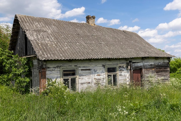 Une vieille maison en bois abandonnée