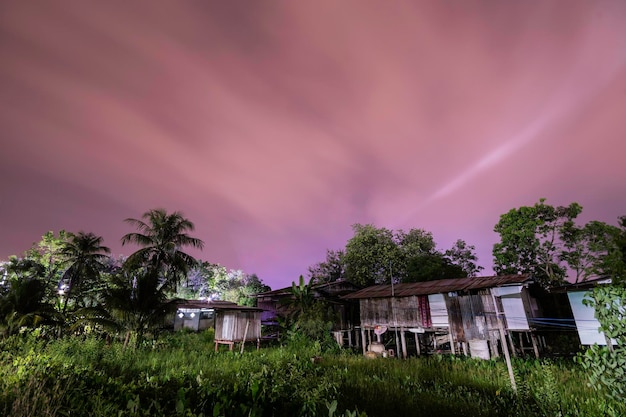 Vieille maison en bois à la campagne en Thaïlande