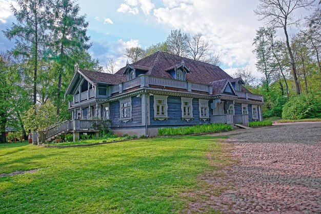 Vieille maison en bois dans le parc national de Bialowieza dans le cadre du parc national de Belovezhskaya Pushcha en Pologne.