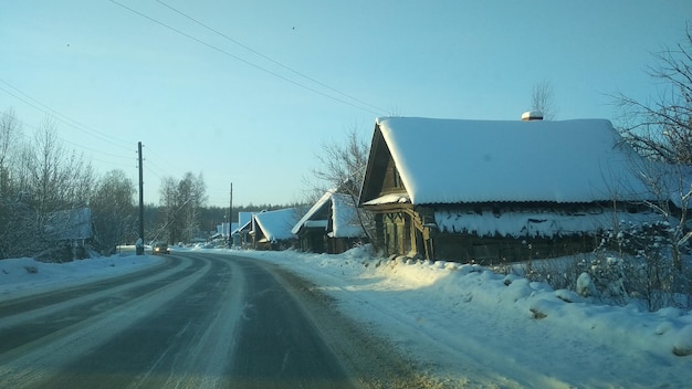 Vieille maison en bois dans le village