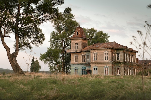 La vieille maison en bois d'Ivanitsky en Khakassie de la fin du XXe siècle