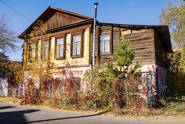 Une vieille maison en bois. Journée d'automne ensoleillée dans la ville. La photo a été prise en Russie, à Orenbourg