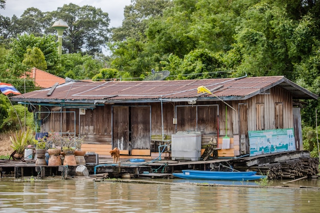 Vieille maison en bois sur la rivière