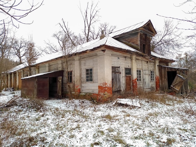 Vieille maison en bois en ruine abandonnée à la campagne