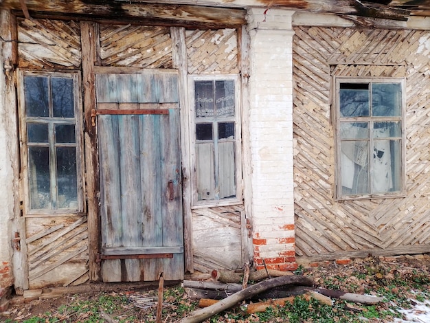 Vieille maison en bois en ruine abandonnée à la campagne