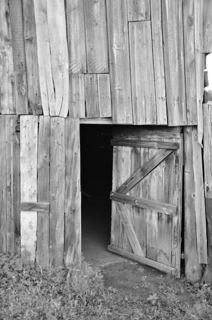 Vieille maison en bois avec scène de village porte ouverte