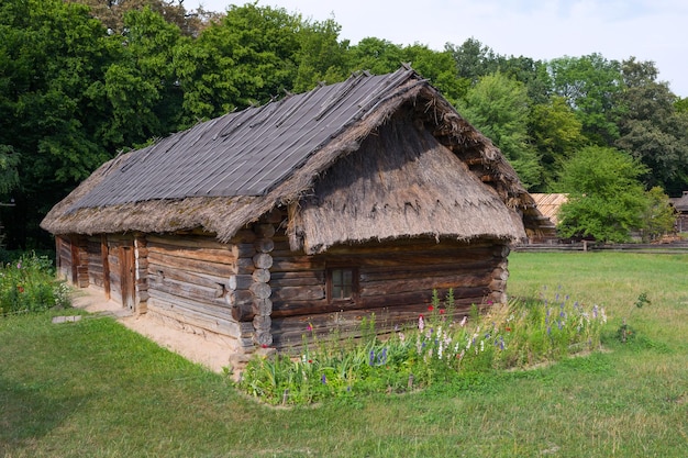 Vieille maison en bois une vieille cabane dans le domaine