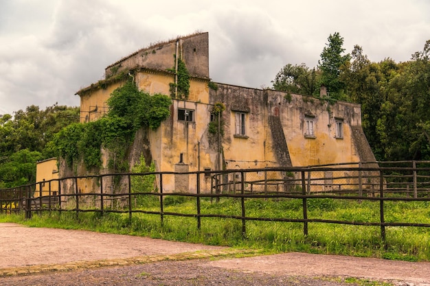 Vieille maison en brique dans la forêt Capodimonte Italie Naples