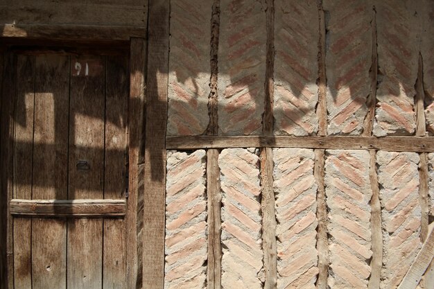 Vieille maison en brique dans le village