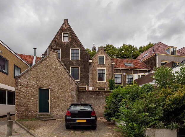 Vieille maison en brique un jour nuageux dans la ville de Vlaardingen Rotterdam Pays-Bas Hollande