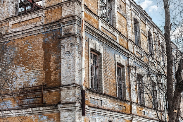 Vieille maison en brique en ruine Fenêtres brisées dans une maison abandonnée