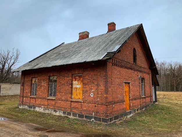 Vieille maison sur le champ contre le ciel