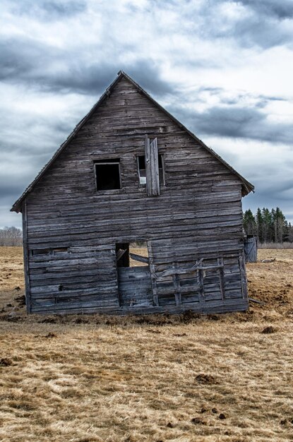 Photo vieille maison sur le champ contre le ciel