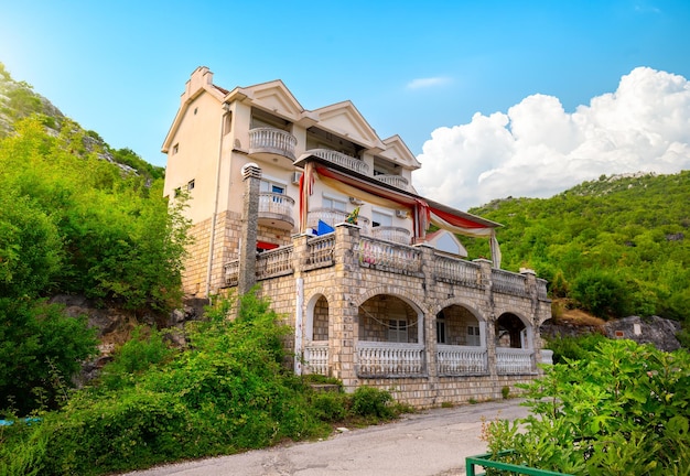 Vieille maison dans les montagnes