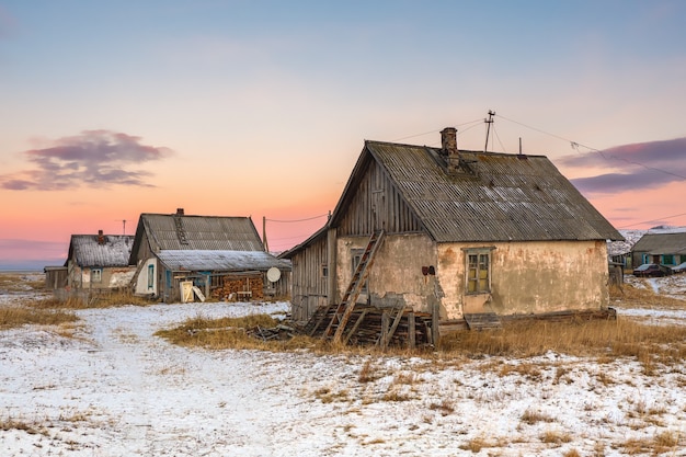 Une vieille maison avec une échelle au grenier. Authentique village nordique russe, nature arctique rude. Teriberka.