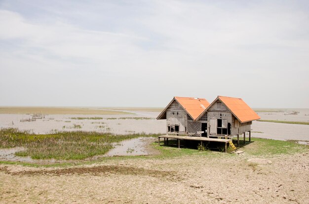 Vieille maison endommagée à Thalesap Songkhla et Thale Noi Waterfowl Reserve Park à Phatthalung Thaïlande