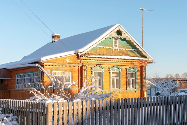 Vieille maison ensoleillée rurale en bois jaune