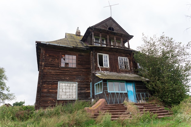 Une vieille maison entièrement en bois de trois étages abandonnée