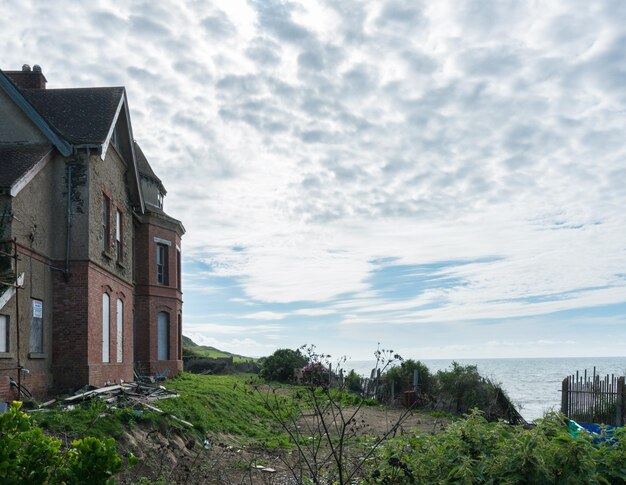 Vieille Maison Sur Les Falaises à L'extérieur De Westward Ho Dans Le Devon