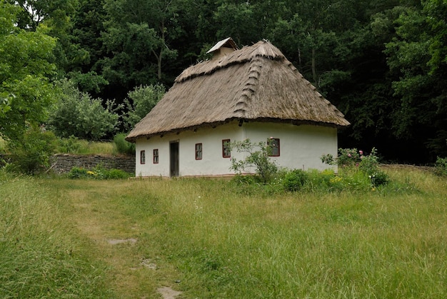 Vieille maison de mazanka dans le village ukrainien