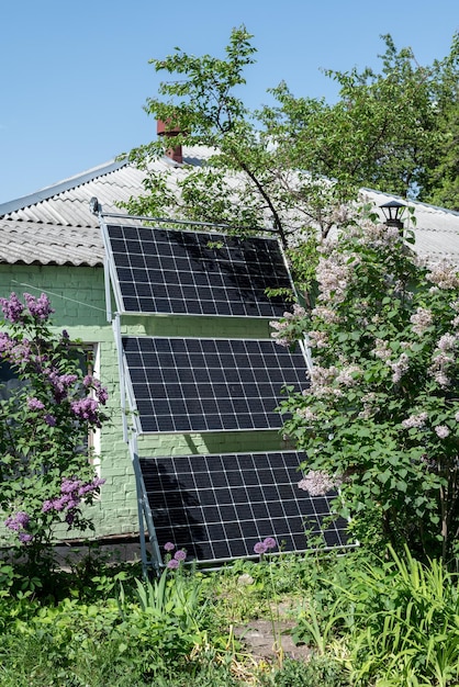 Vieille maison avec un panneau solaire dans la nature Panneaux photovoltaïques sur le toit Économie d'électricité