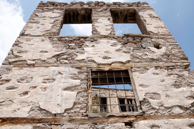 Vieille maison en pierre abandonnée en Turquie