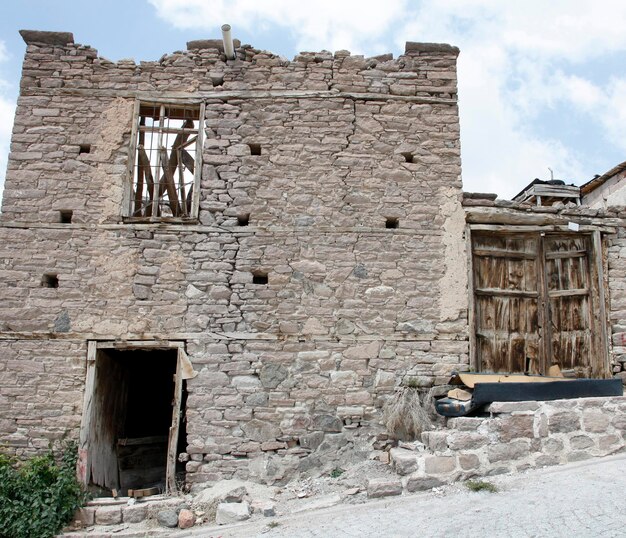 Vieille maison en pierre abandonnée