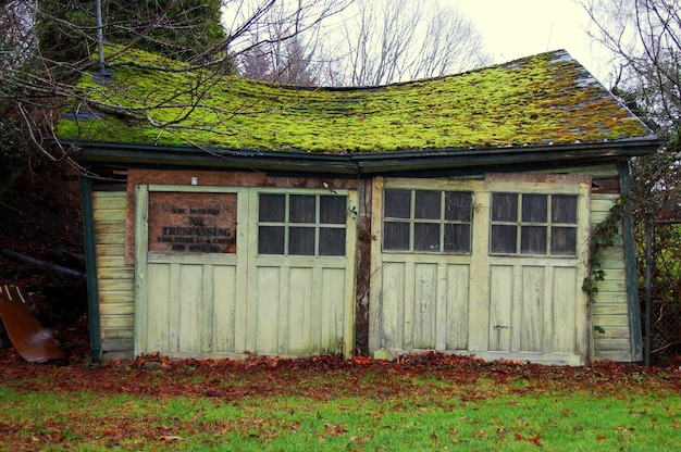 Vieille maison près d'un champ d'herbe