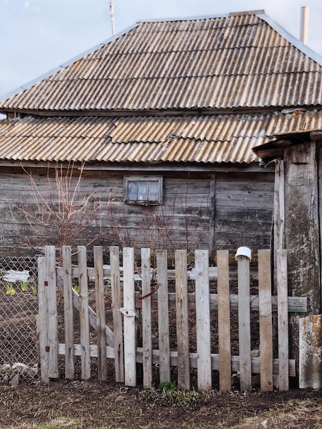 Vieille maison rétro délabrée par temps ensoleillé