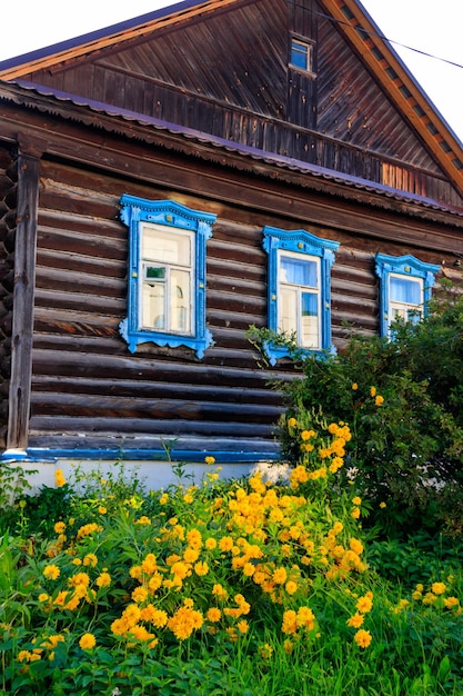 Vieille maison en rondins de bois dans un village russe