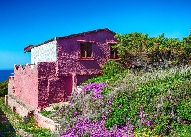 Vieille maison rose sur la mer