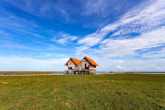 Vieille maison à Thale Noi avec ciel bleu, pont de Chaloem Phrakiat, province de Phatthalung en Thaïlande