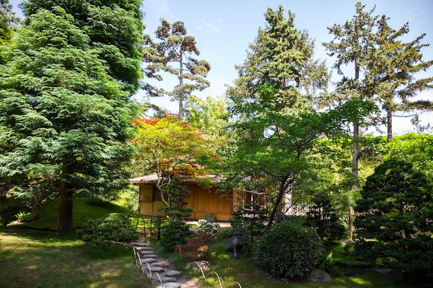 Vieille maison traditionnelle en bois dans un jardin japonais