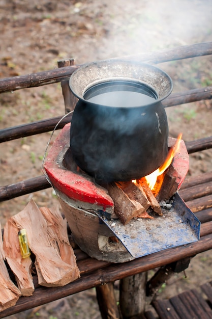 Une Vieille Marmite Qui Fait Bouillir De L'eau Sur Un Feu De Bois