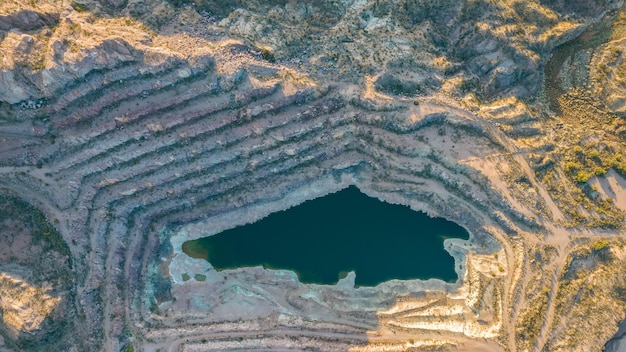 Vieille mine d'uranium à ciel ouvert vue aérienne