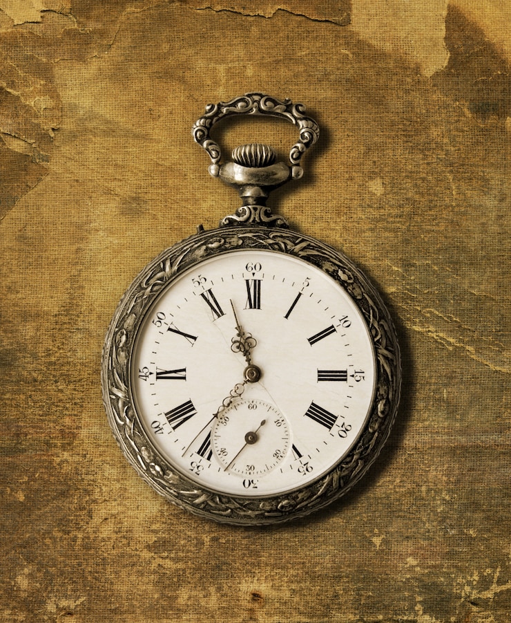 Photo vieille montre de poche des années 1900 sur fond texturé