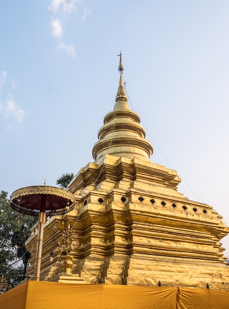 Photo vieille pagode dorée dans le style thaïlandais traditionnel