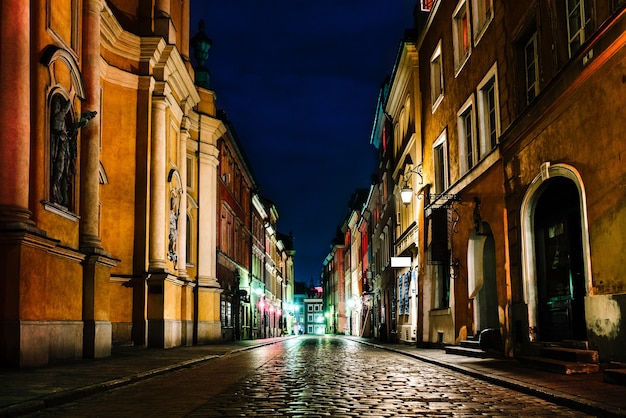 Vieille partie historique de Varsovie Pologne à la lumière des lumières de la nuit